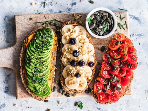 Brotzeitbrett mit drei Brotscheiben, belegt mit veganem Aufstrich