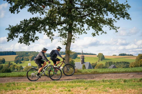 Zwei Radfahrer in der Landschaft des Erzgebirge