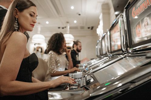 Frau vor einem Spielautomaten