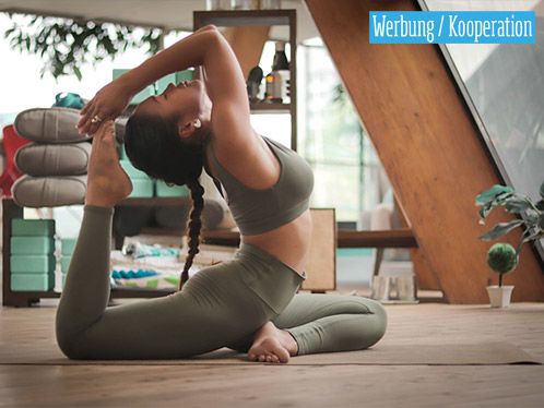 Werbung: Frau in einer knieenden Yogapose
