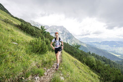 Junge Frau beim Trailrunnining in der Region Kaiserkrone