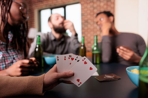 Ein Gruppe beim Kartenspielen
