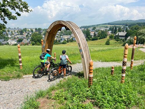 Zwei Radfahrer auf einem Hügel der Stadt Seiffen