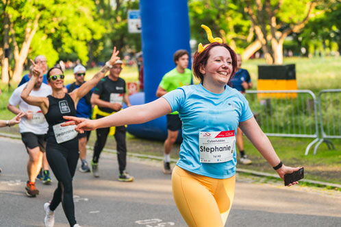 Läuferin mit freundlichem Gesicht bei einer Laufveranstaltug