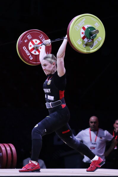 Gewichtheberin Annika Pilz beim Reißen