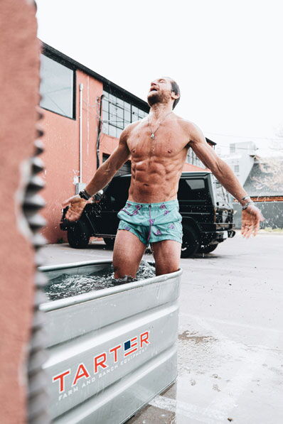 Muskulöser Mann, der aus einem Eisbad steigt