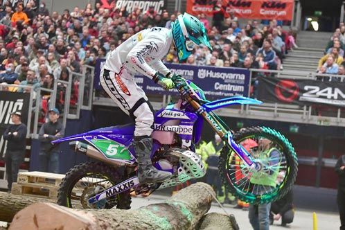 Enduro-Fahrer im Sprung
