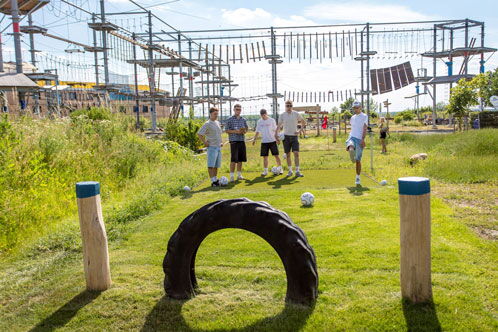 Soccer Golf Anlage in auf einem Rasen, im Hintergrund Kletterpark
