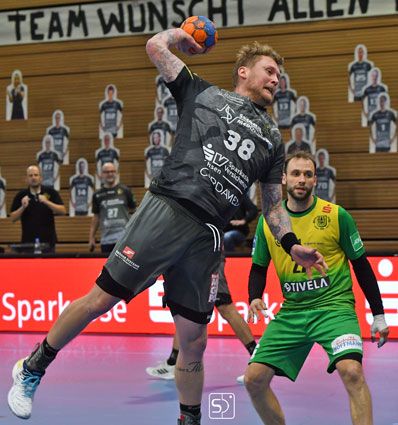 HC Elbflorenz Dresden-Spieler Henning Quade beim Sprungwurf