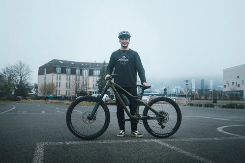 Luis Freitag mit seinem Fahrrad auf einem großen Platz
