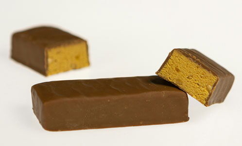 Proteinriegel mit Schokolade überzogen