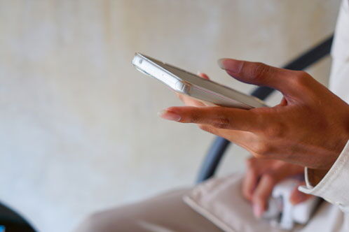 Frauenhand, die auf einem Smartphone tippt