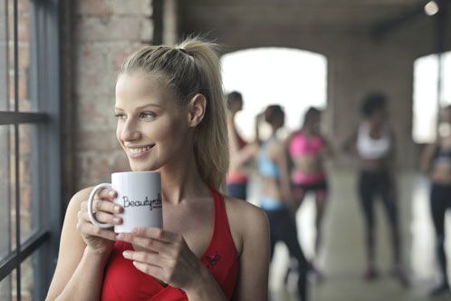 Frau mit Kaffeetasse in der Hand