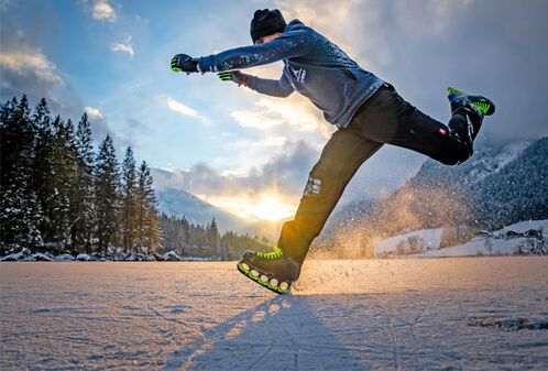 Freestyler auf dem Eis mit T-Blade-Schlittschuhen