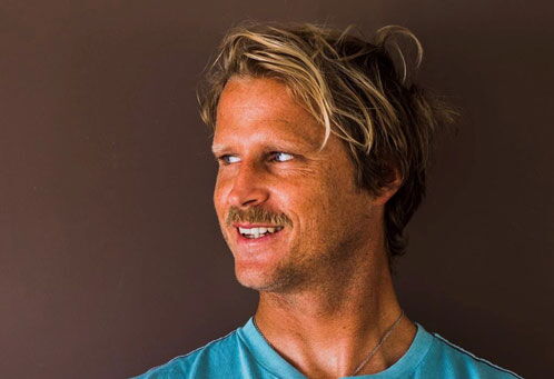 Portraitfoto eines Mannes mit blonden Haaren