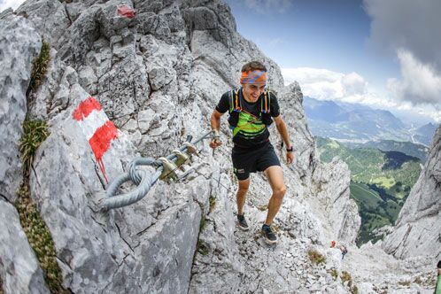 Trailrunner auf einem steilen Bergpfad