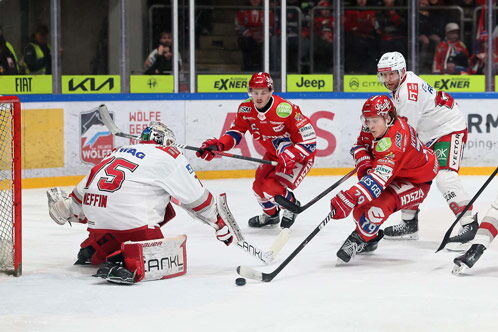 Drei Eishockeyspieler vor dem Tor