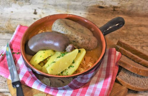 Pfanne mit Blut- und Leberwurst und Kartoffeln