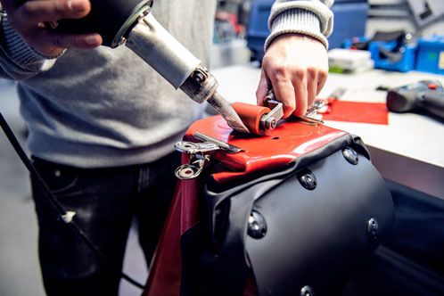 Mann, der einen Rucksack klebt