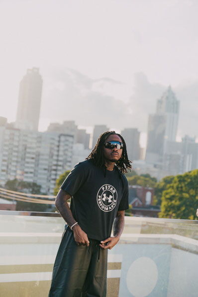 Rapper Gunna mit schwarzer Jogginghose und Kapuzenpulli