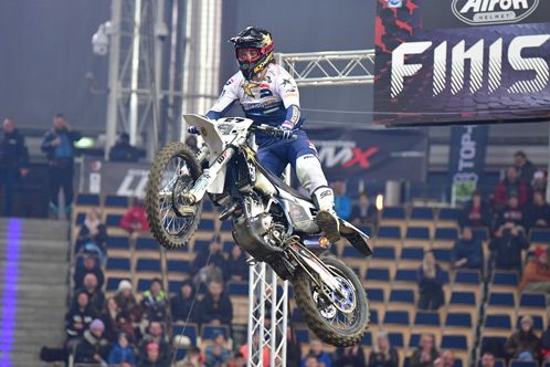 Enduro-Fahrer im Sprung