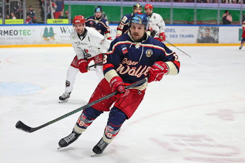 Eishockeyspieler Tom Pauker auf dem Eis