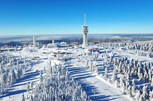 Verschneite Winterlandschaft in Klínovec aus der Vogelperspektive