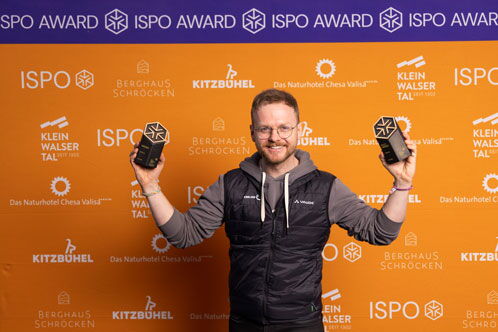 Mann mit je einem Pokal in der Hand