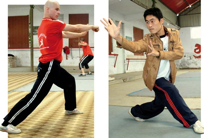 Zwei Kämpfer in klassischen Kung-Fu Stellungen
