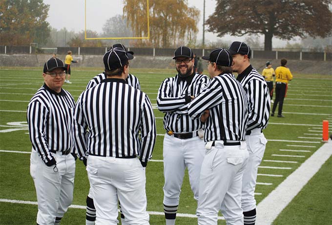 Fünf Baseball Schiedsrichter auf dem Spielfeld