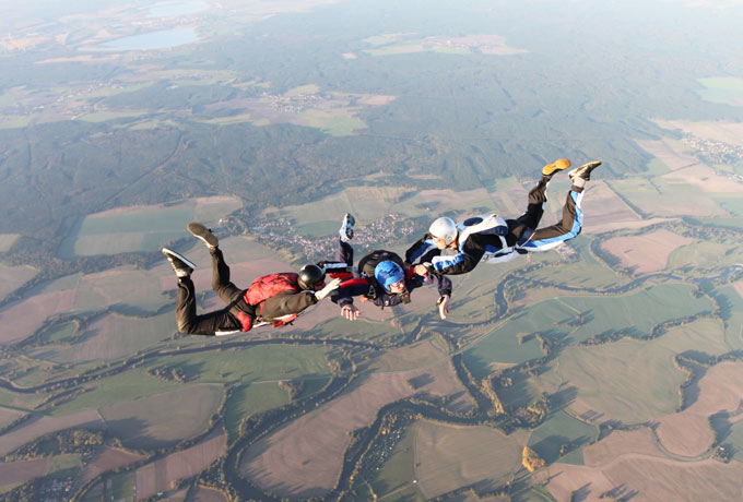 Drei Fallschirmspringer im freien Fall