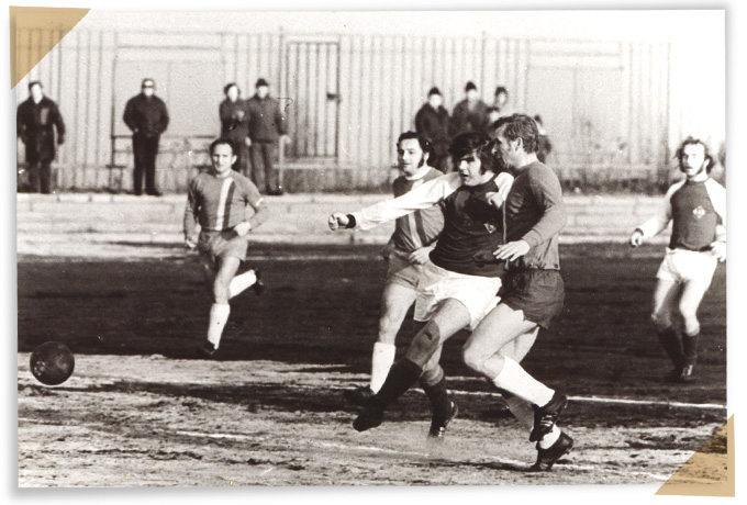 Vergilbtes schwarz-weiss Foto, welches ein Fußballspiel zeigt