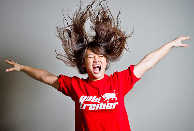 Frau mit langen dunklen Haaren, die ein rotes Shirt trägt