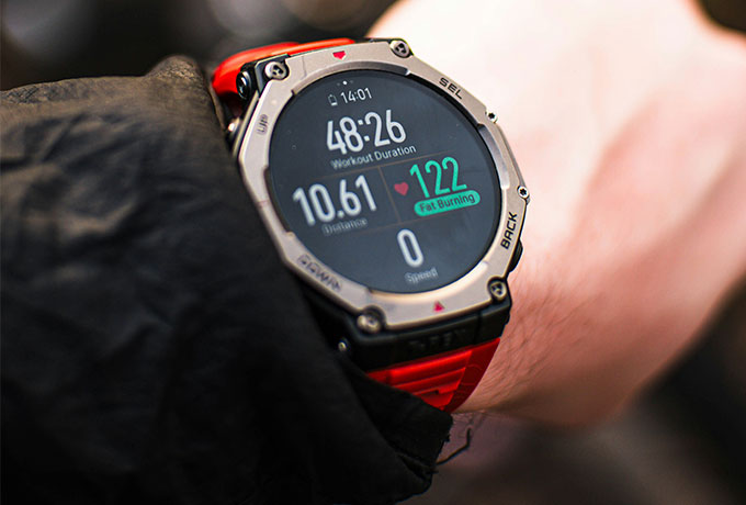 Pulsuhr am Handgelenk eines Mannes zeigt die Trainingszonen