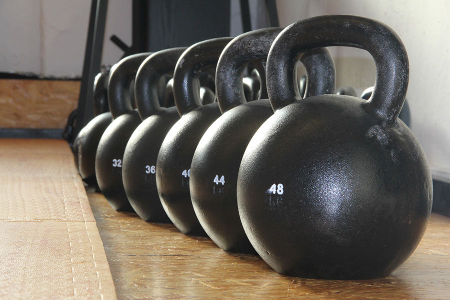 Mehrere Kettlebells in Reihe