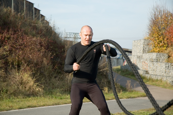 Sportler beim Training mit einem schweren Seil
