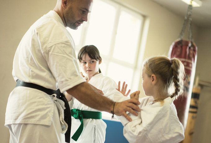 Kampfsportlehrer mit zwei Kindern