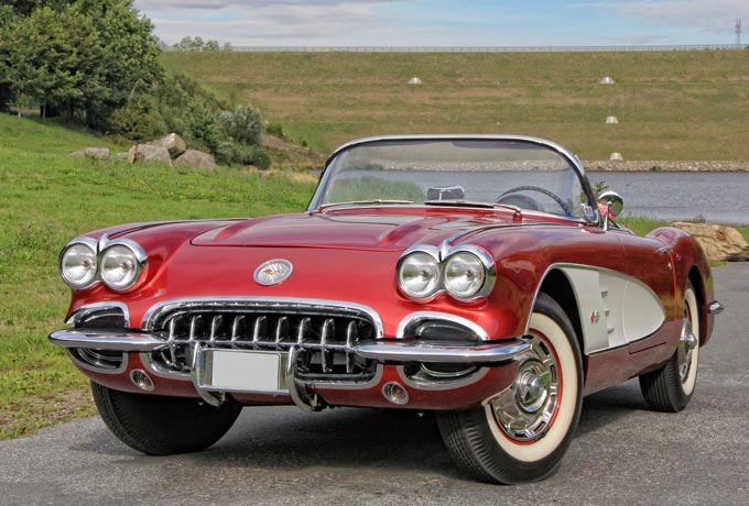 Corvette C1 Convertible in roter Farbe auf einer Wiese