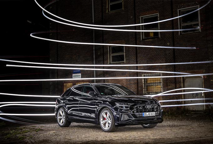 Audi Q8 bei Dunkelheit fotografiert