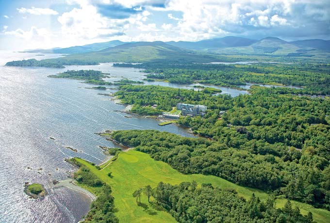 Luftbildaufnahme von einer irländischen Küste