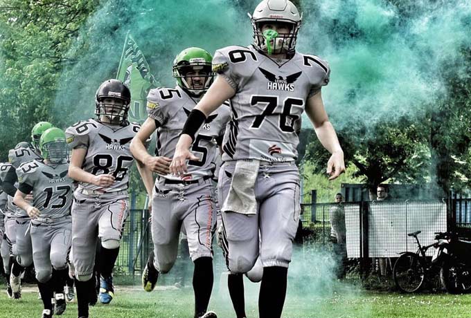 American Football Spieler beim Einmarsch auf das Feld