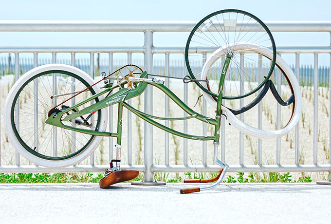 Fahrrad umgedreht auf Sattel und Lenker stehend