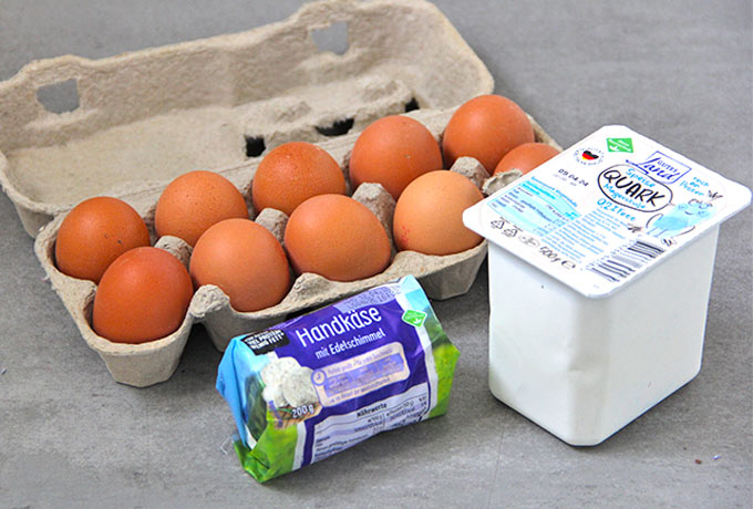 Packung mit Eiern, ein Harzer Käse und ein Becher Magerquark
