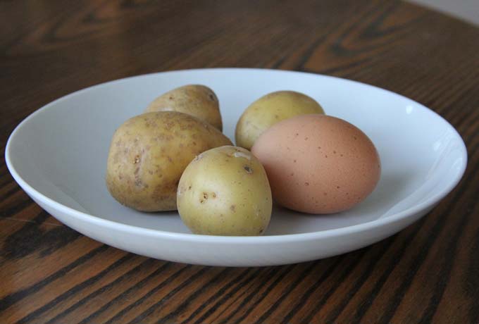 Eier und Kartoffeln auf einem Teller