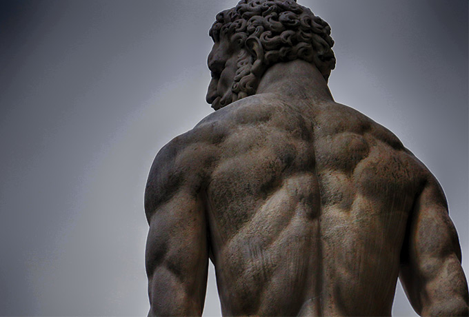 Antike Statue von hinten mit Blick auf Schultermuskulatur